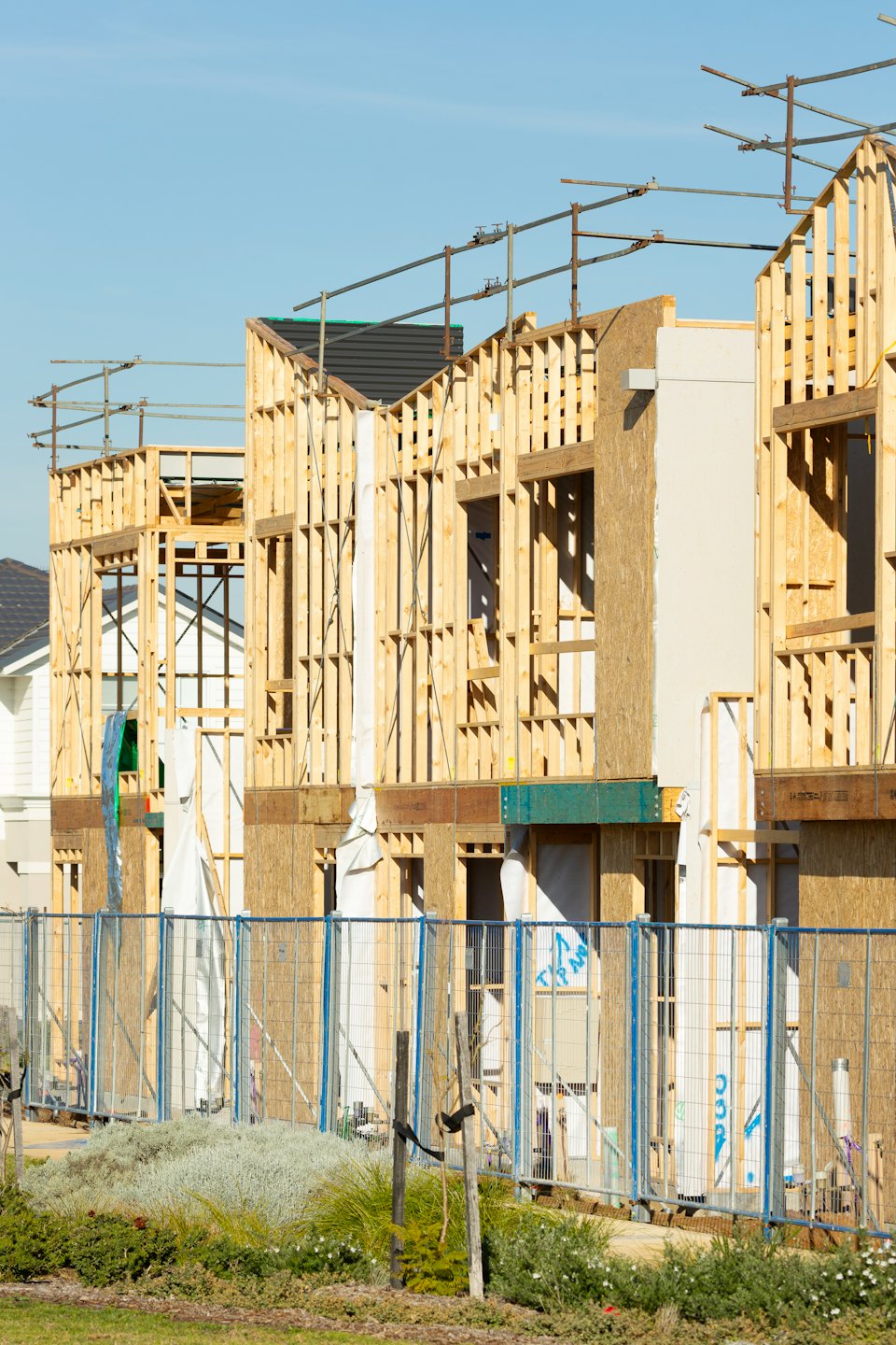 Scheletri in legno di nuovi edifici residenziali in costruzione.